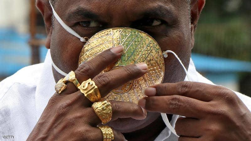 رجل أعمال هندي يرتدي كمامة ذهبية للوقاية من "كورونا"