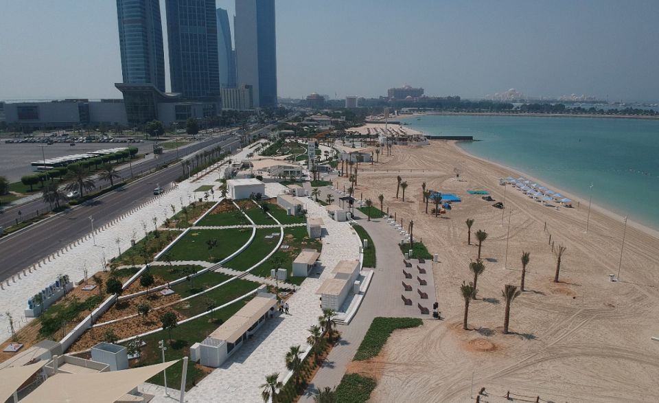 مدينة أبوظبي تفتتح منطقة السباحة لشاطئ «عَ البحر»