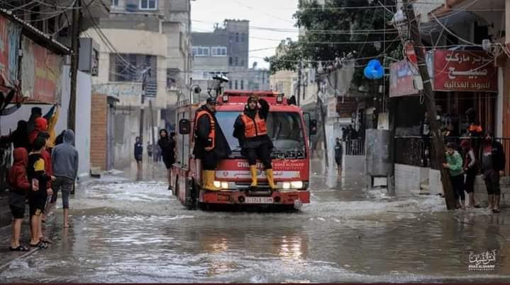 الدفاع المدني يُخرج عروس من صالون سيدات في غزة بعد غرق الشوارع نتيجة الأمطار الغزيرة