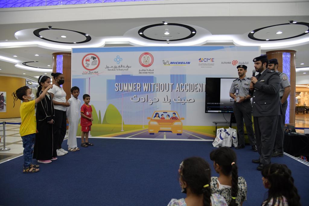 شرطة أبوظبي تنظم معرضًا توعويًا ضمن حملة "صيف بلا حوادث"