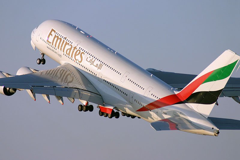 طيران الإمارات تلغي بعض الرحلات بعد تعليق الخدمات الجوية بين دبي والبحرين
