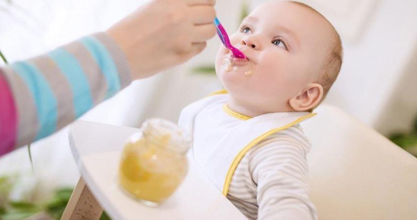 بينها الملح والعسل.. خبيرة أغذية تحذر من تناول الأطفال بعض الأطعمة