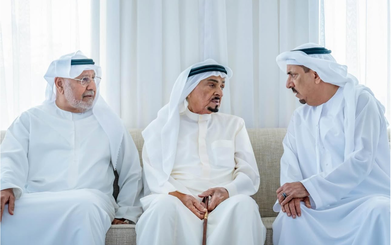 حاكم عجمان يقدم واجب العزاء في وفاة حسين خانصاحب