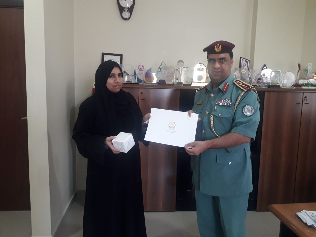 ‫تكريم متعاونة مع شرطة الشارقة‬