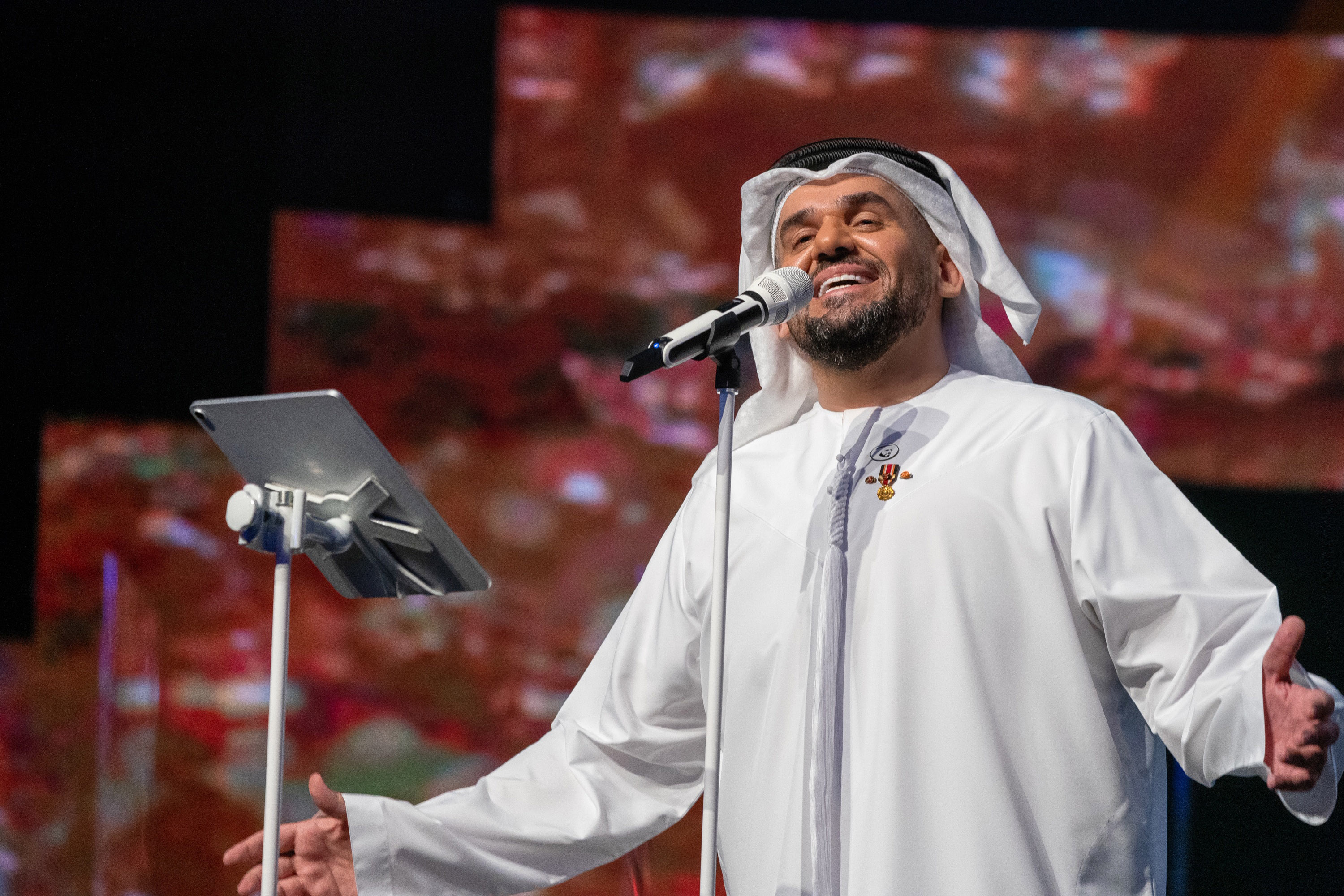 حسين الجسمي يعايد الجمهور وينثر الأمل والفرح حول العالم ببث حي من أبوظبي