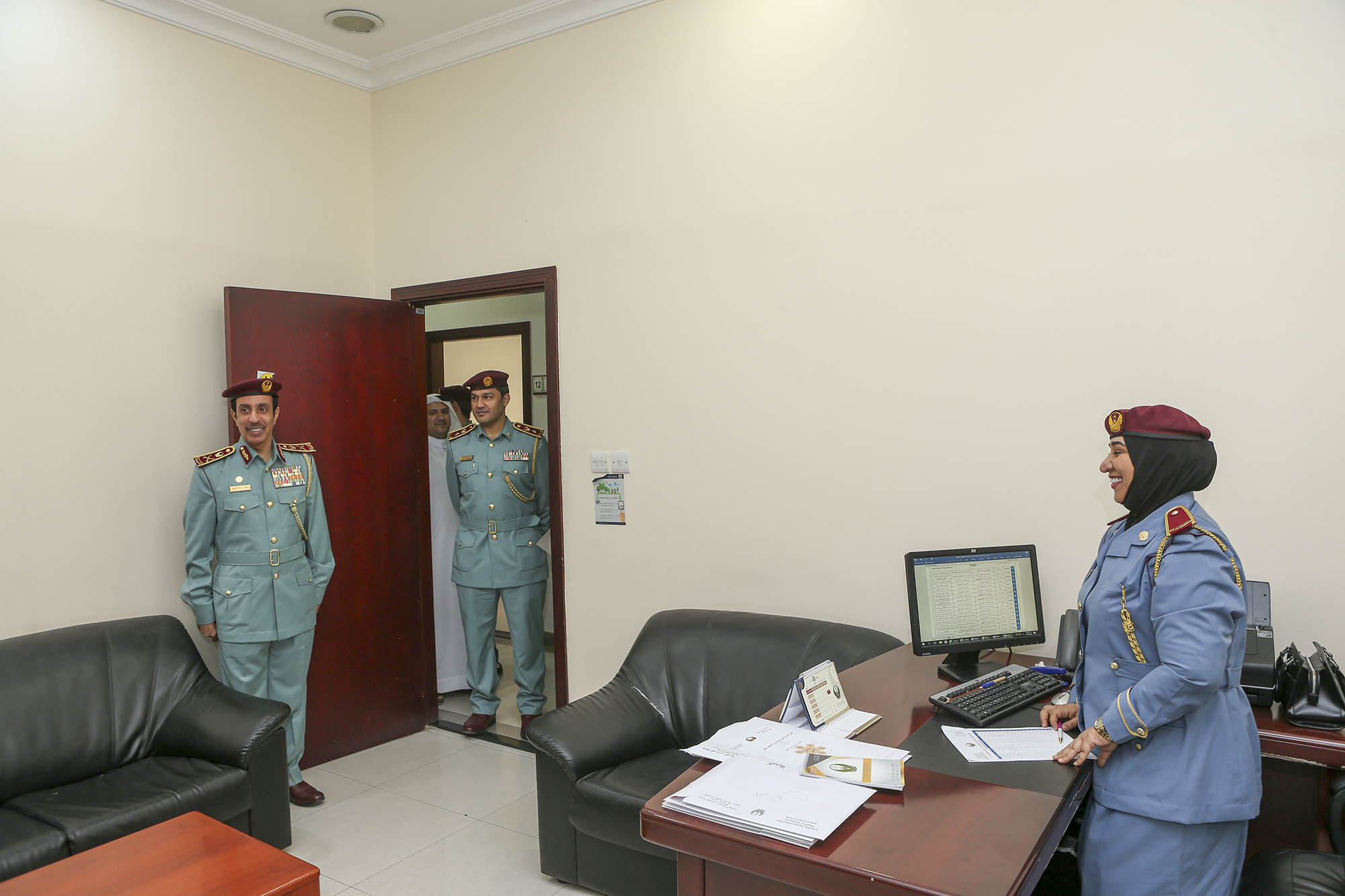 ‫قائد عام شرطة عجمان يتفقد إدارة الاستراتيجية وتطوير الأداء‬