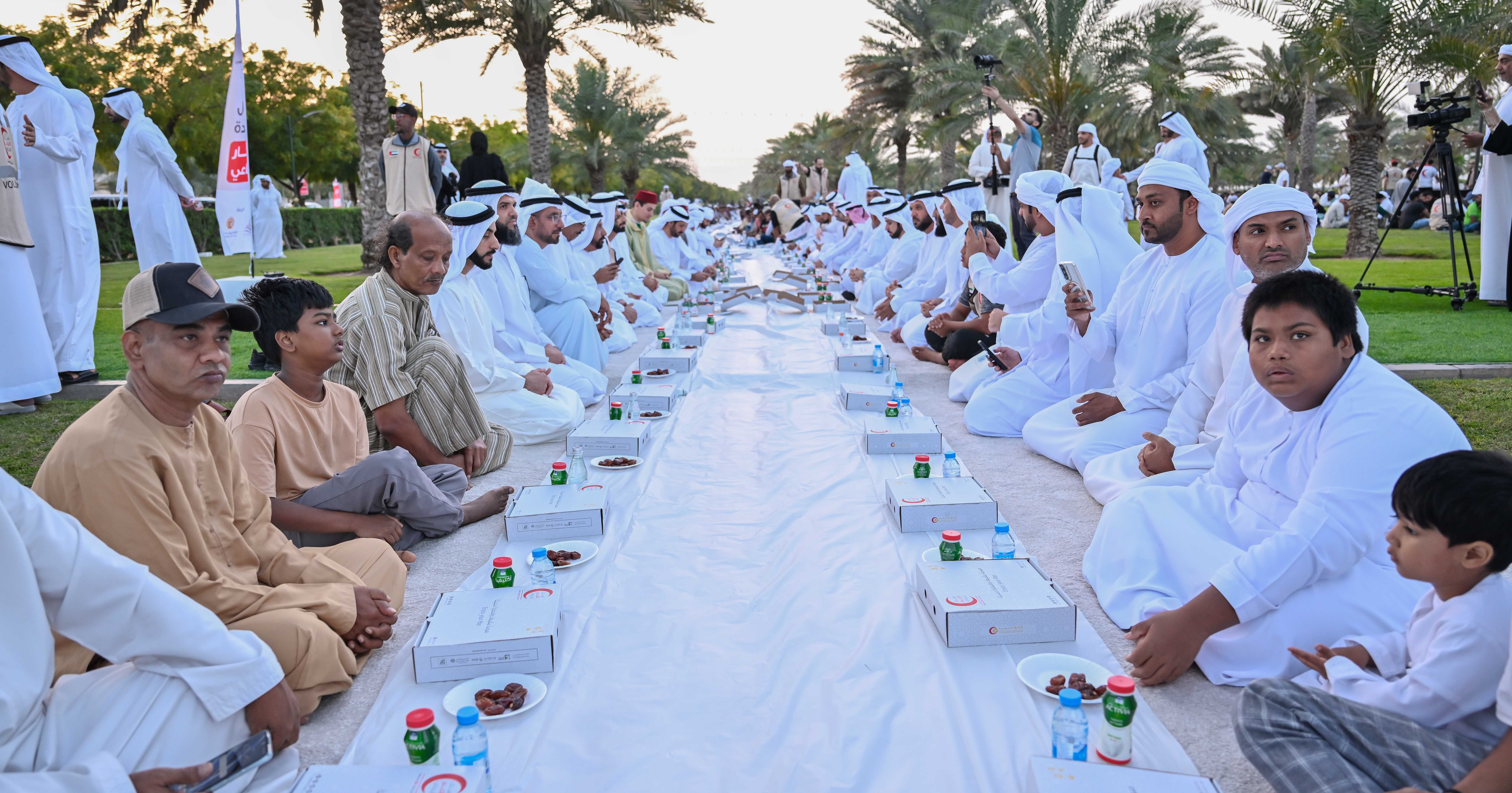 عجمان تشهد تنظيم أطول مائدة إفطار جماعي