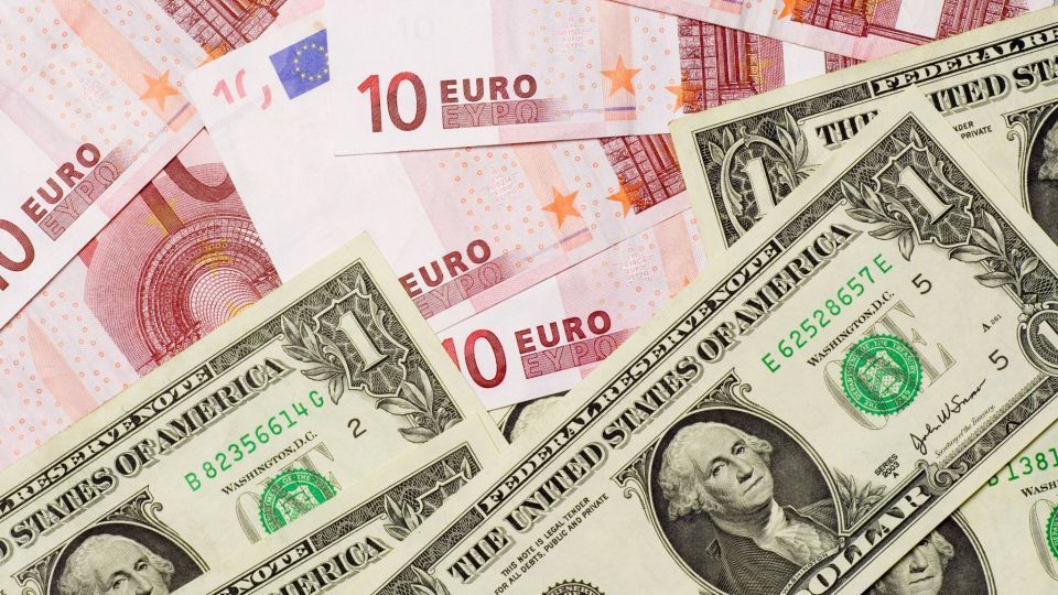 الدولار يواصل الهبوط أمام اليورو