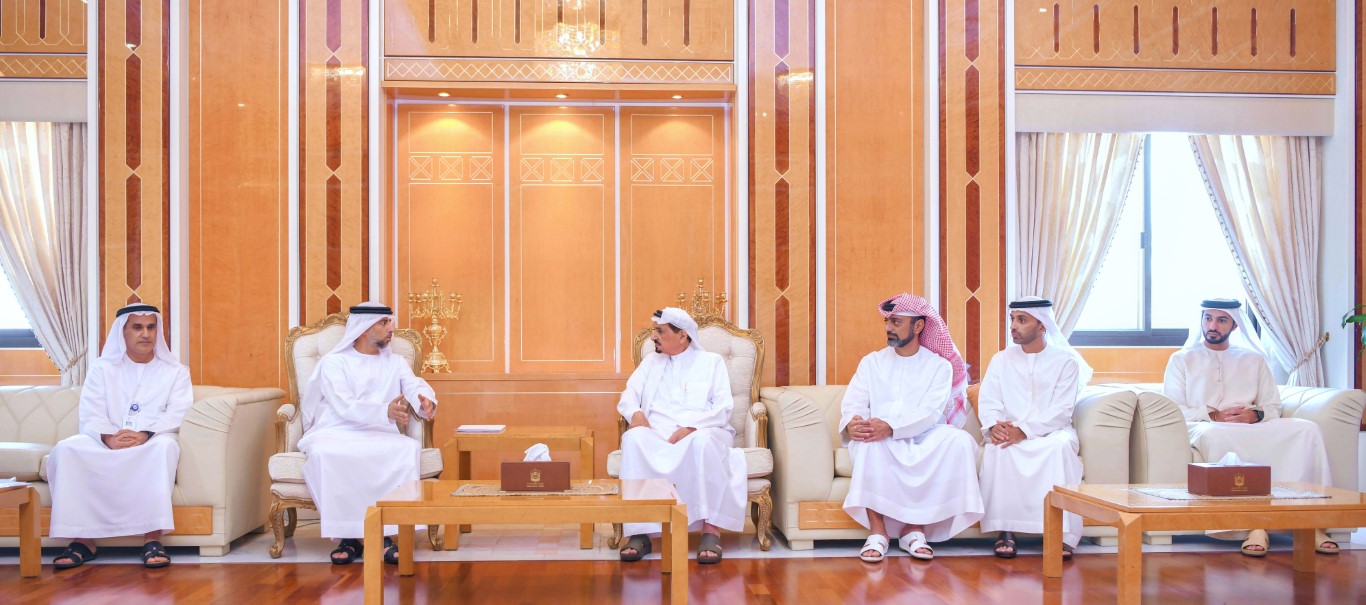 حاكم عجمان يطلع على برامج و استراتيجية و مشاريع وزارة الطاقة و البنية التحتية