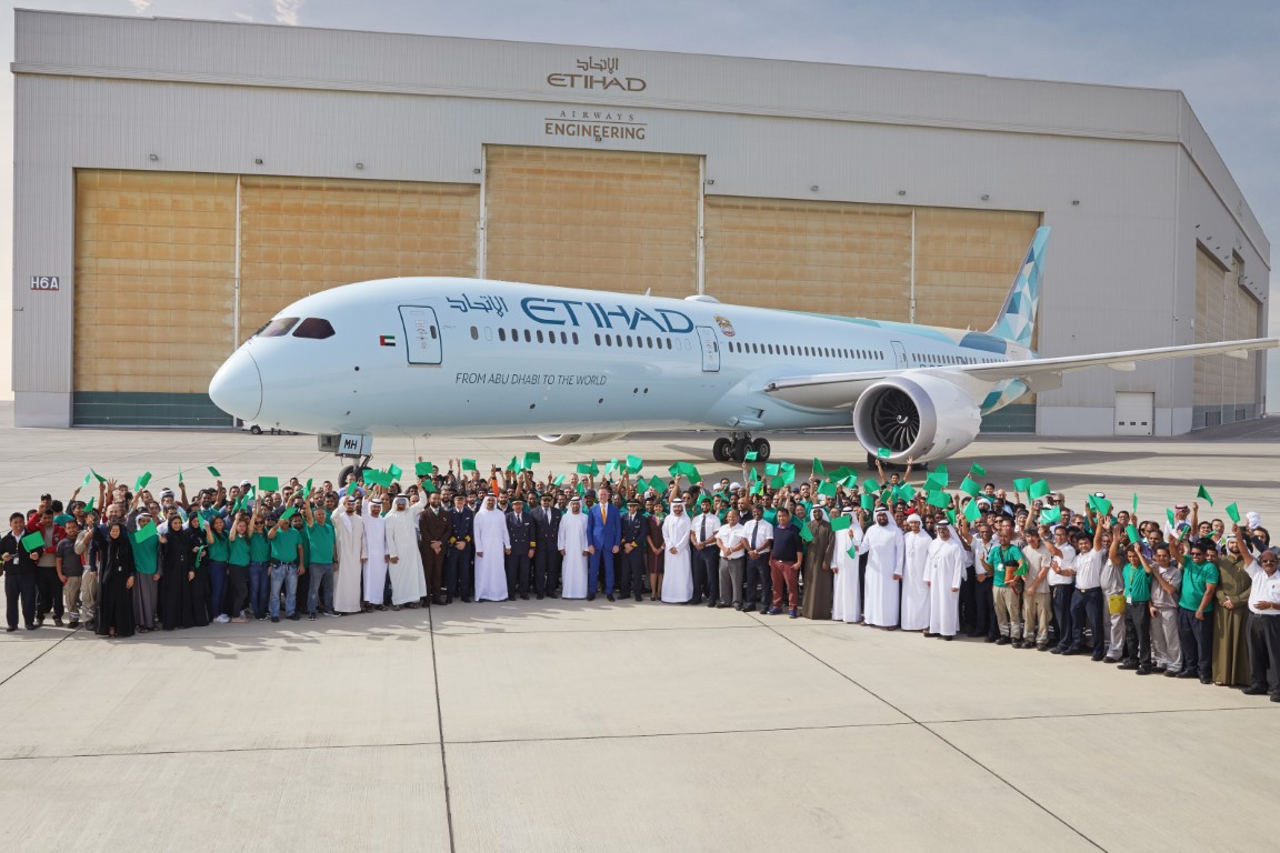 ذياب بن محمد بن زايد يشهد وصول أحدث طائرات الاتحاد للطيران الصديقة للبيئة