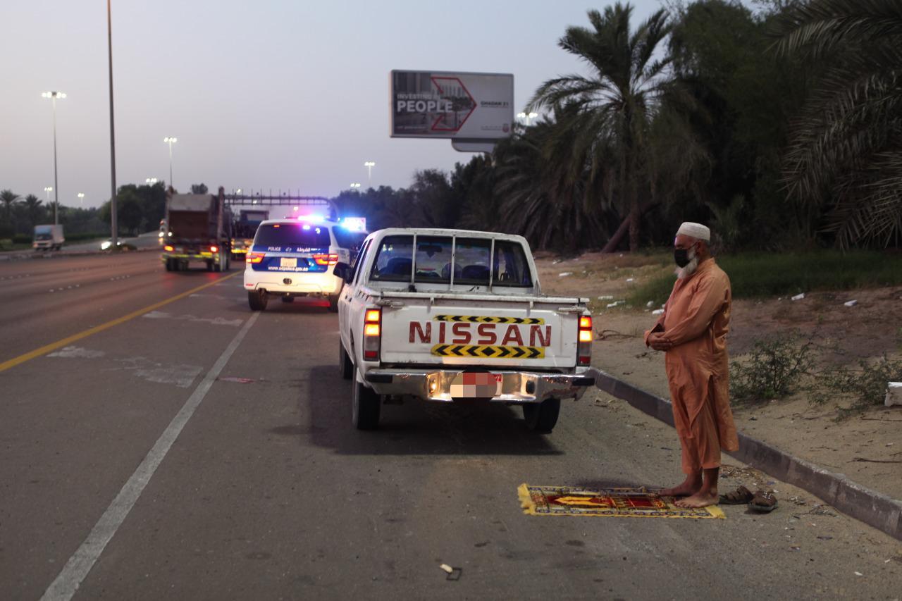 شرطة أبوظبي : 500 درهم غرامة للوقوف الخاطئ على جانب الطريق