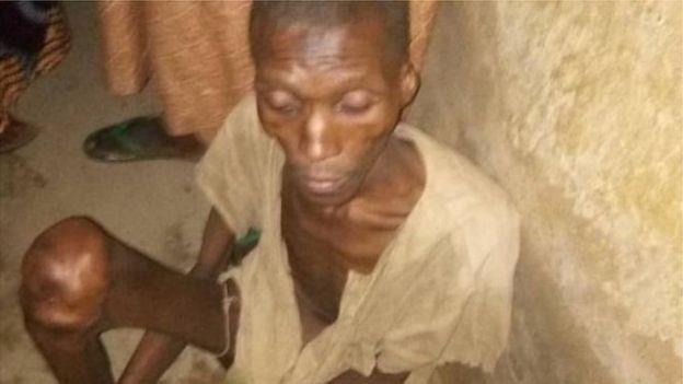 الشرطة النيجيرية تنقذ شاباً من الموت بعدما احتجزه والداه داخل مرأب ‏المنزل لـ7 سنوات
