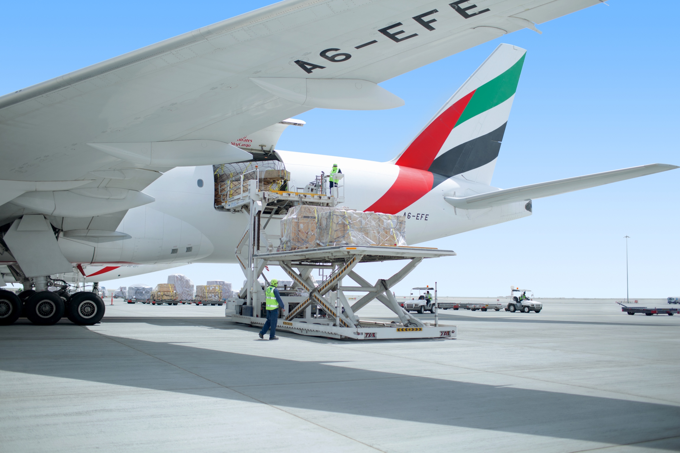 "الإمارات للشحن الجوي" تنقل إمدادات غذائية وطبية إلى الكويت