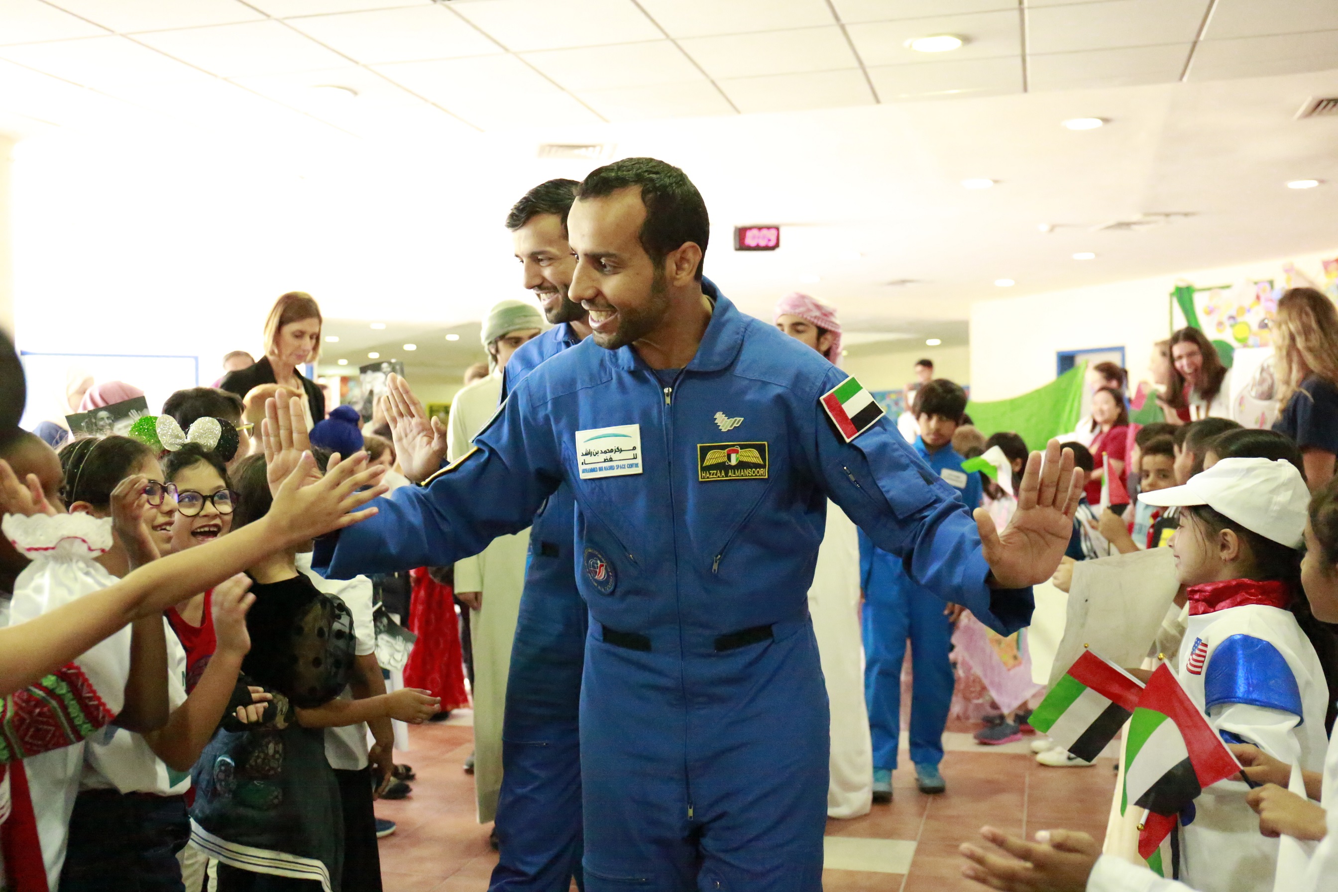 رائد الفضاء هزاع المنصوري يلتقي طلاب الإمارات  