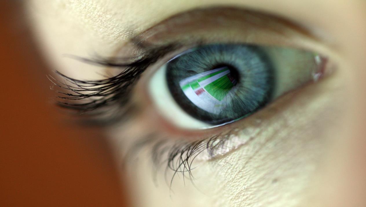 علامة مقلقة في عينيك قد تدل على نقص فيتامين ب12 المهم في جسمك
