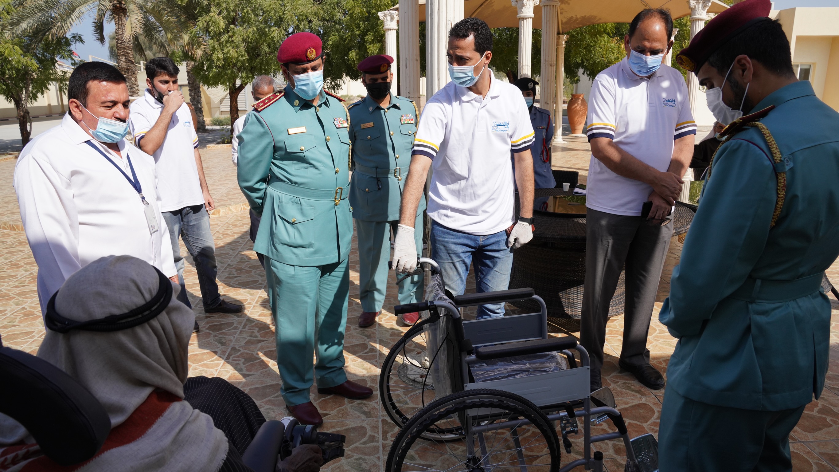 شرطة عجمان وشركة الثقة تدعمان دار كبار المواطنين في عجمان بكراسي متحركة حديثة