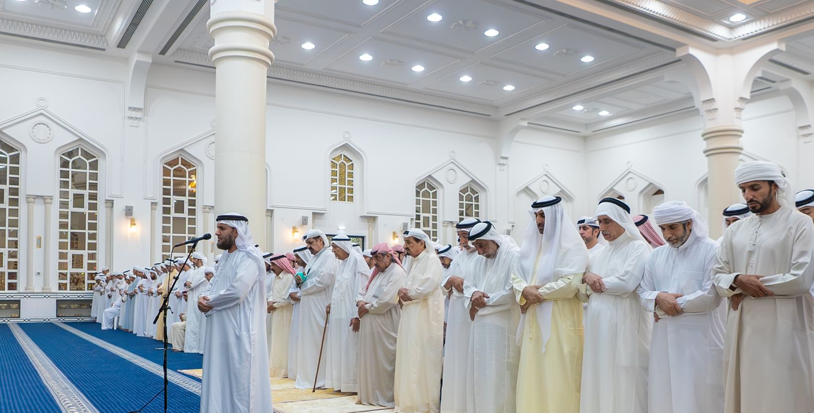 حاكم عجمان يؤدي صلاة الجنازة على جثمان الشيخة عائشة محمد خلف