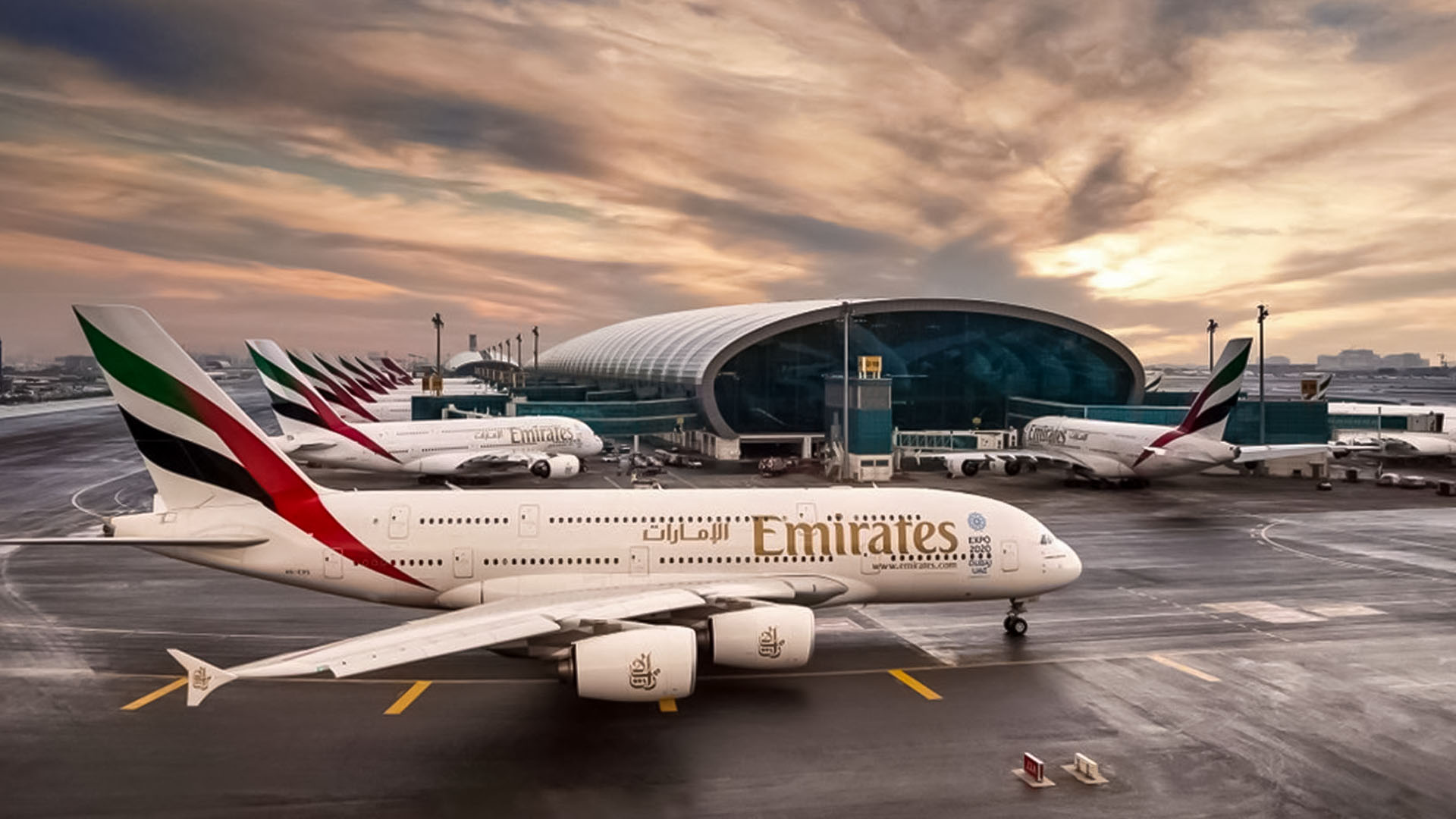 طيران الإمارات تعلق إجراءات رحلات الربط عبر دبي