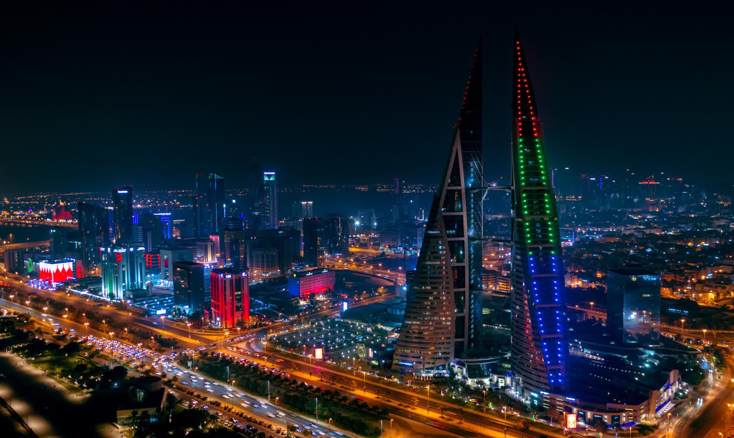 المنامة تزين معالمها بألوان العلم الإماراتي احتفاء بعيد الاتحاد الـ51 