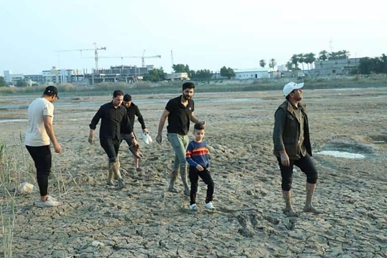العراقيون يعبرون نهر دجلة سيراً على الأقدام