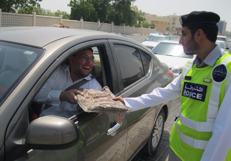 شرطة عجمان توزع حقائب رمضانية على الموظفين والمؤسسات والجمهور بالإمارة ضمن مبادرة هدية رمضان