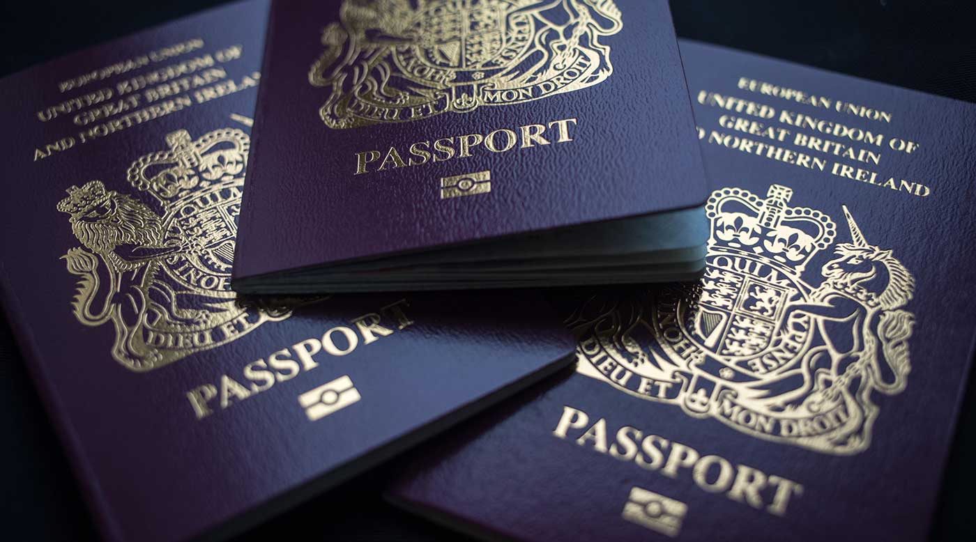 بريطانيا تعود لجواز السفر الأزرق القديم الشهر المقبل