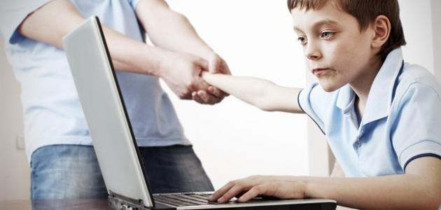 حجب الإنترنت عن الأطفال "انتهاك" قد يعيق تطورهم الاجتماعي! 