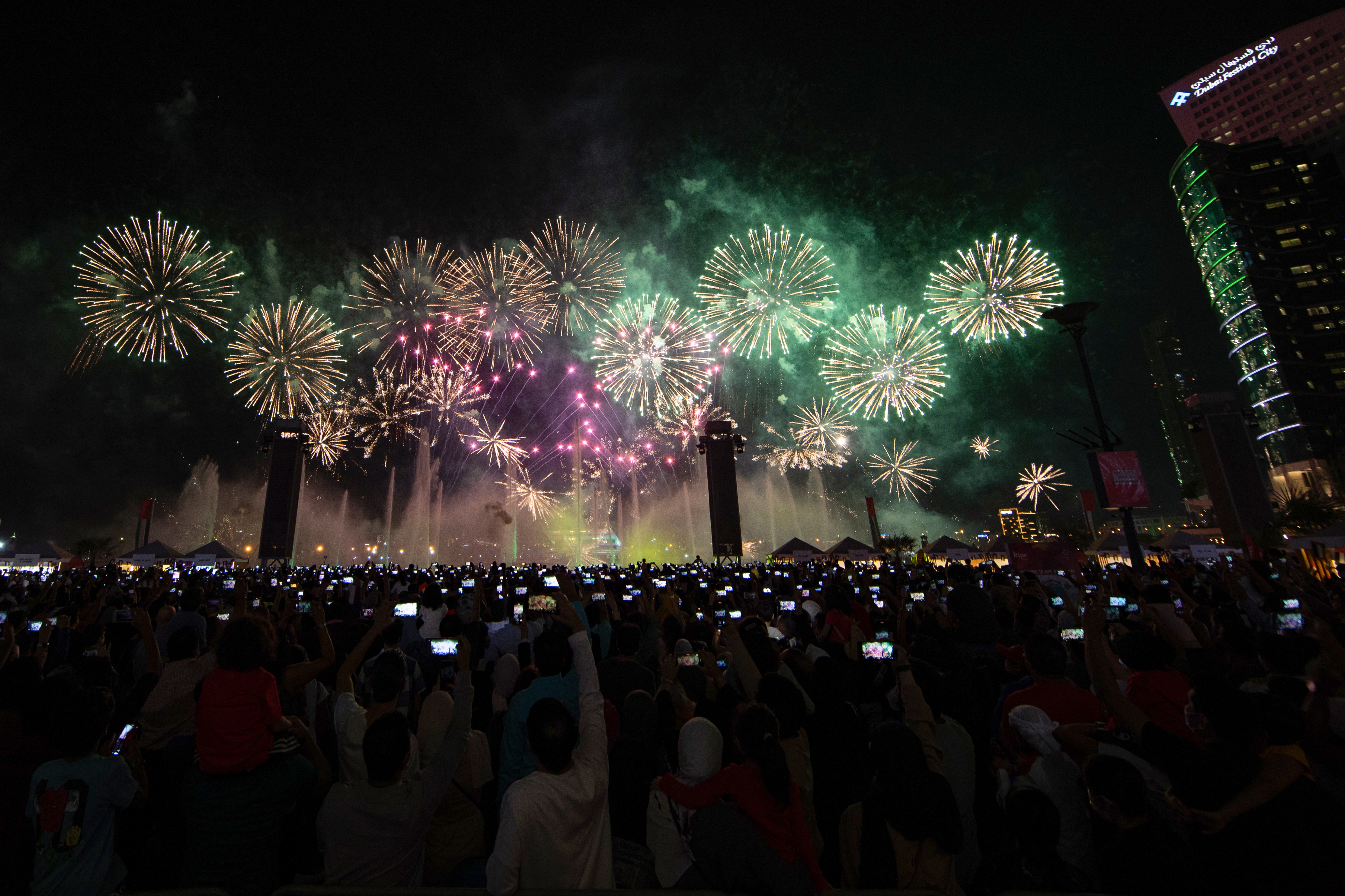 عروض الألعاب النارية تضيء سماء دبي في 2 ديسمبر احتفالا بعيد الاتحاد