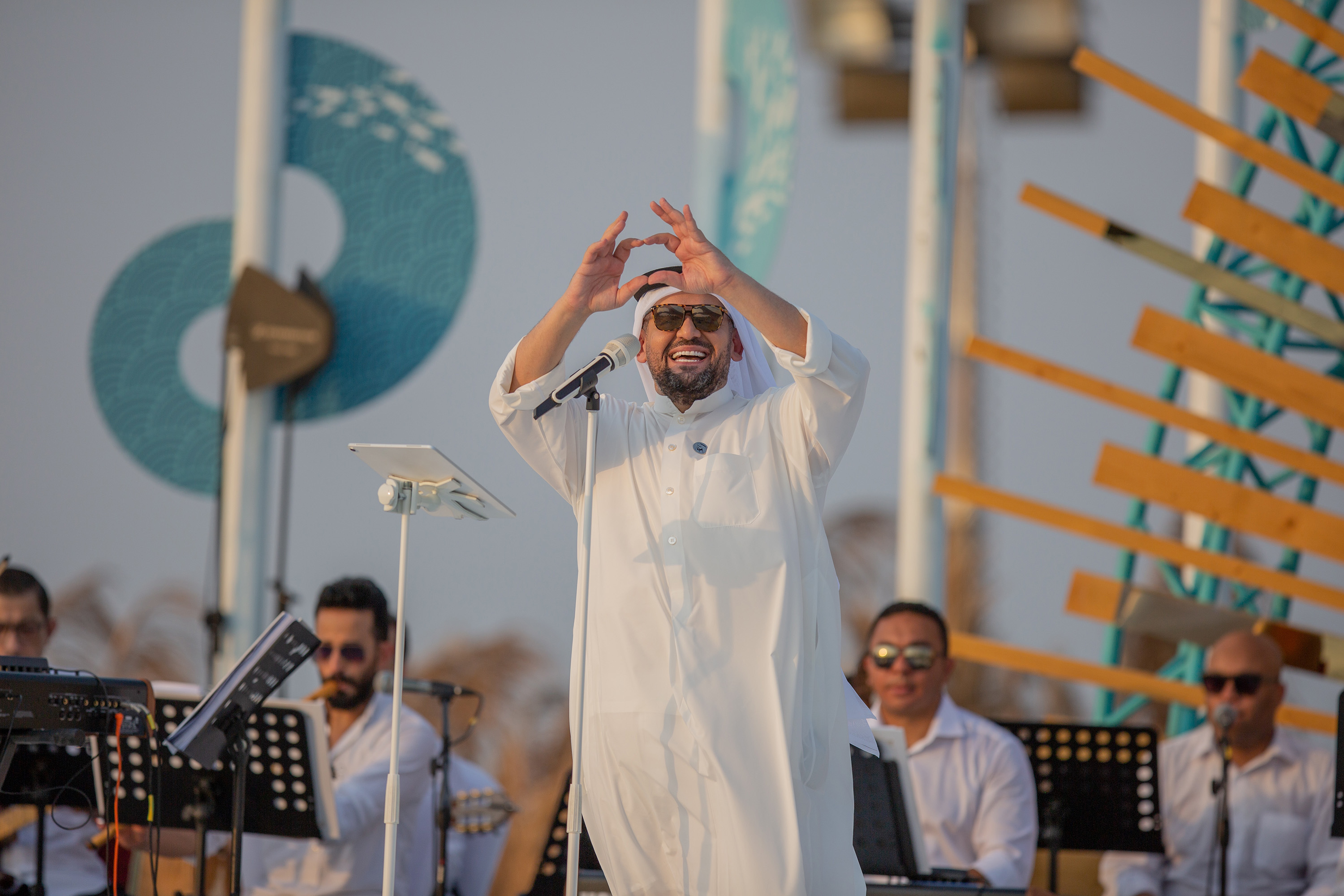 حسين الجسمي يحتفل باليوم الوطني السعودي الـ90 على شاطىء الرأس الأبيض