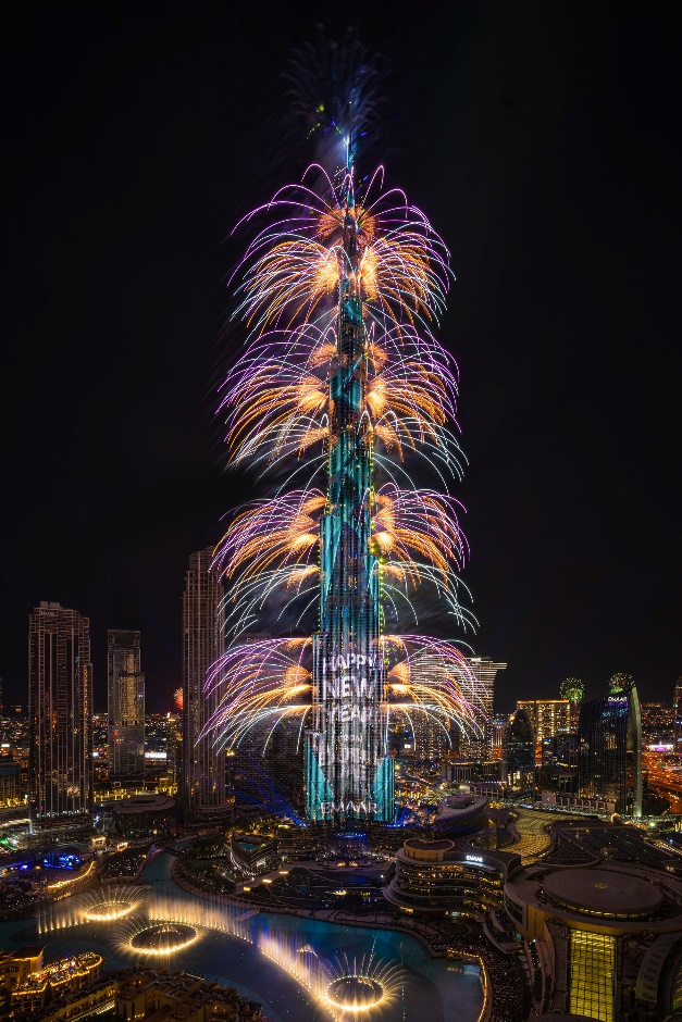 في رأس السنة، برج خليفة يشهد عرضاً مبهراً للّيزر والضوء والموسيقى والألعاب ...