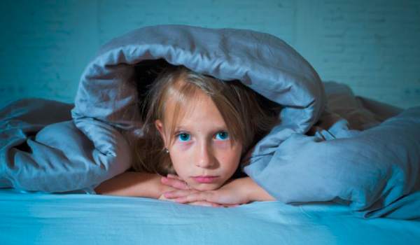 تراجع مدة نوم الأطفال يتسبب في بطء نمو الدماغ