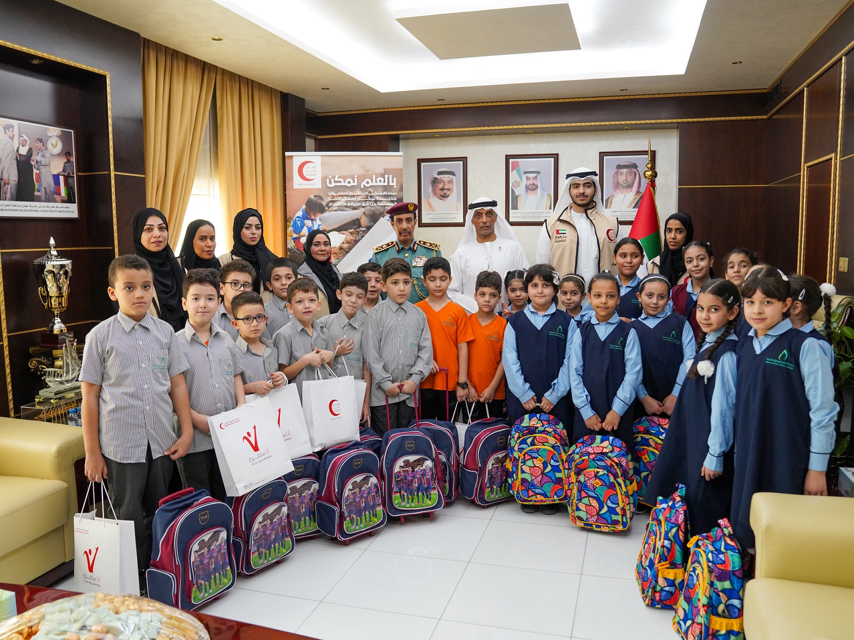 شرطة عجمان تدعم مبادرة " بالعلم نمكن " الخيرية بالتعاون مع هيئة الهلال الأحمر