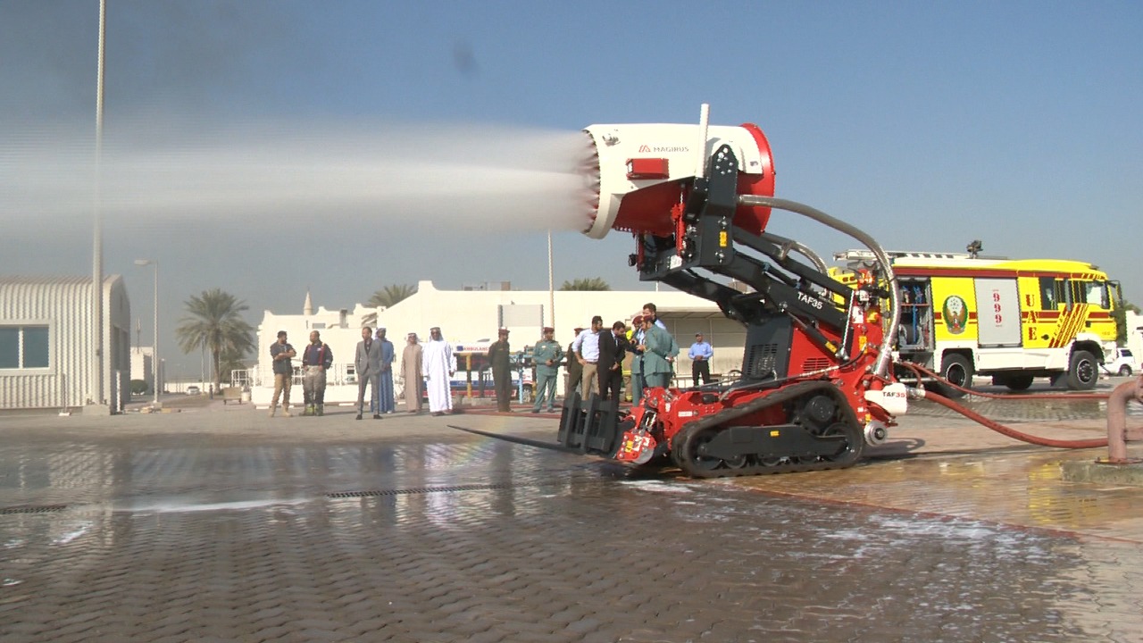 ‫"مدني أبوظبي" يجري تجربة لربوت "TAF35" لإطفاء الحرائق‬