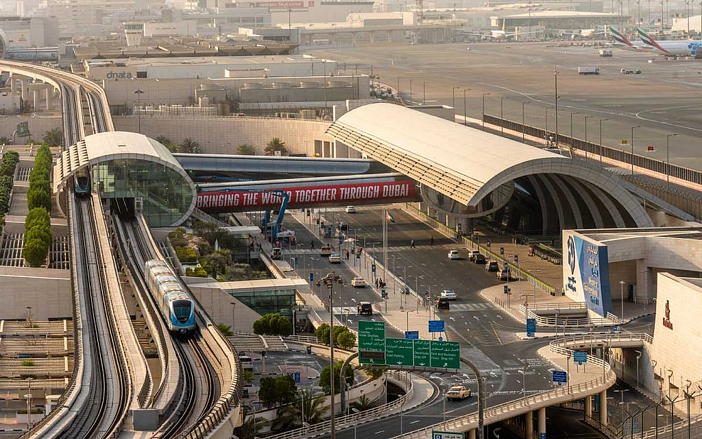 مطارات دبي تنصح المسافرين باستخدام المترو للوصول إلى المطار