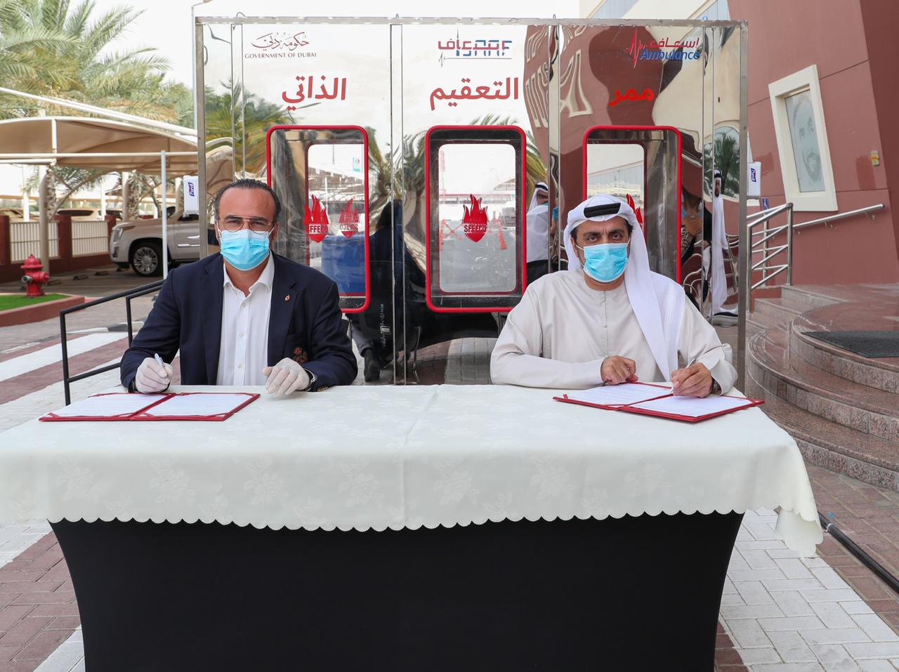 إسعاف دبي توقع اتفاقيةً لتصنيع ممرات التعقيم الذاتي للمسعفين
