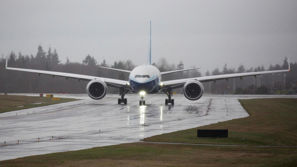 أكبر طائرة ركاب في العالم بمحركين تكمل بنجاح أول رحلة لها
