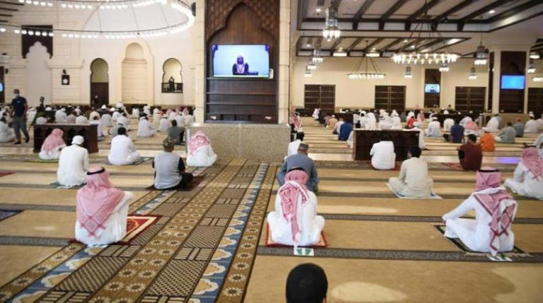 إغلاق 10 مساجد بالسعودية بعد تفشي إصابات كورونا ووفاة مؤذن