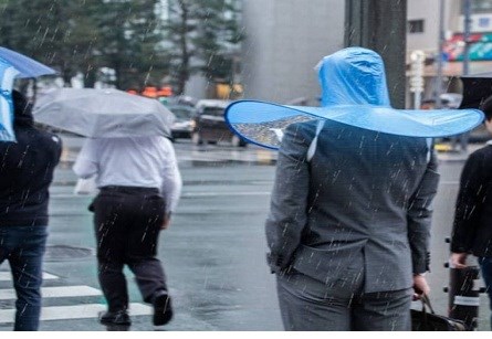 شركة يابانية تبتكر أغرب مظلة في العالم للحماية من المطر
