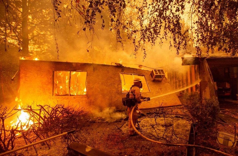 وفاة 9 أشخاص في حرائق الغابات الأكثر تدميراً في تاريخ كاليفورنيا