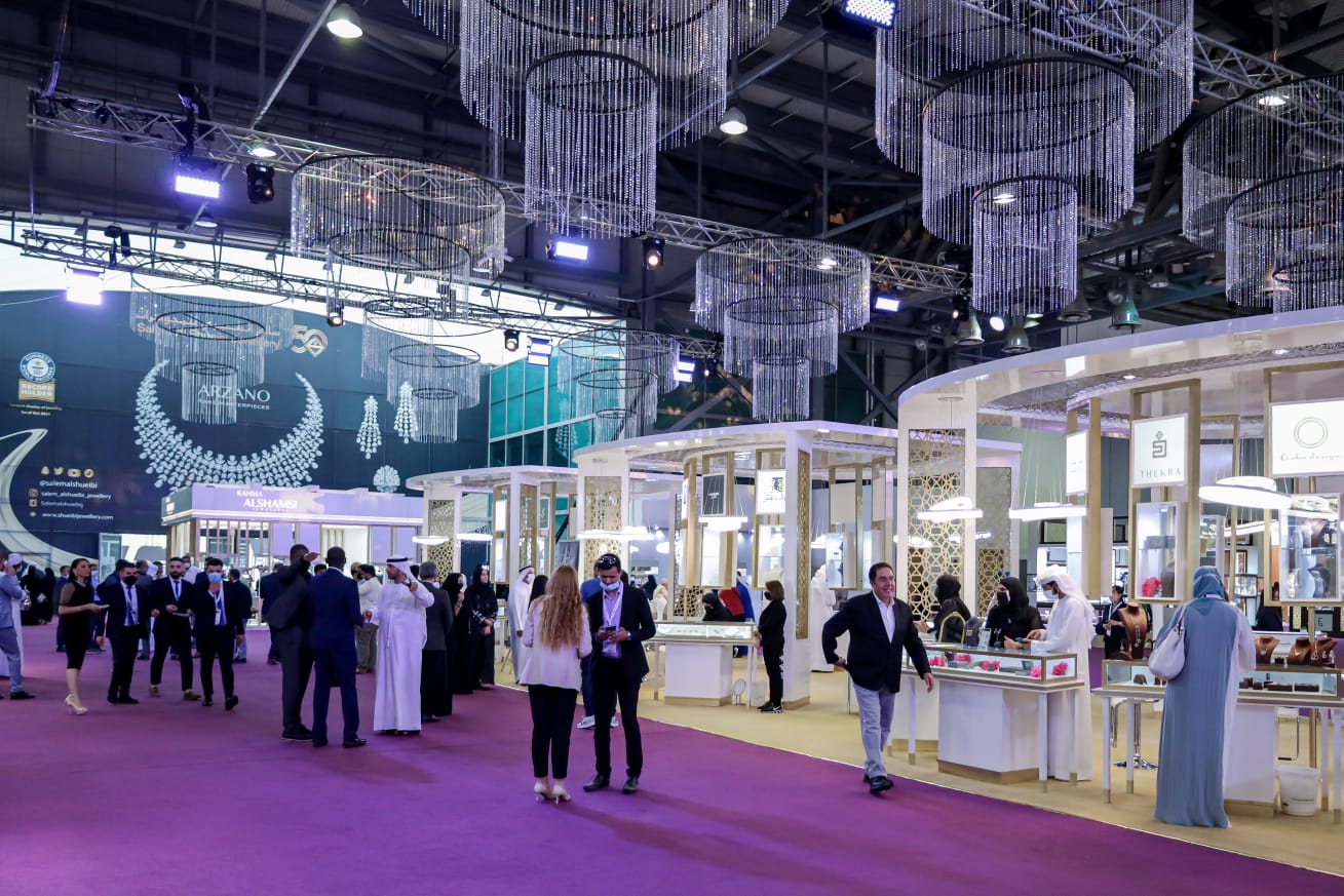 معرض "جواهر الإمارات" يتألق بعرض مبهر لإبداعات 20 مصممة إماراتية