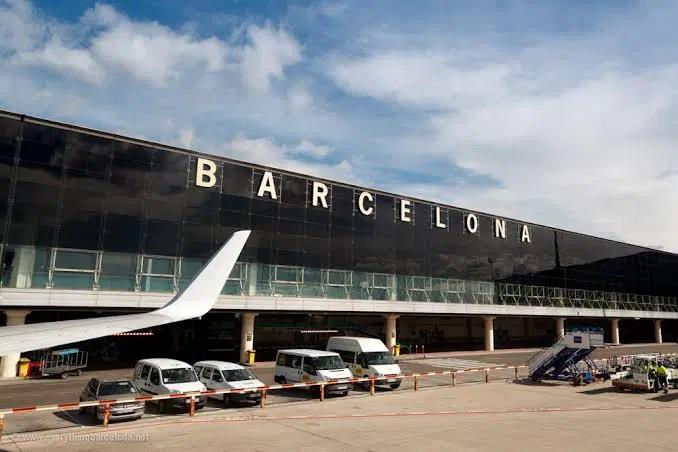 هبوط اضطراري لطائرة في برشلونة وهروب مهاجرين بعد "مخاض" كاذب