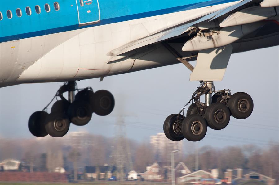 مراهق يسافر من كينيا إلى هولندا داخل مقصورة معدات هبوط الطائرة