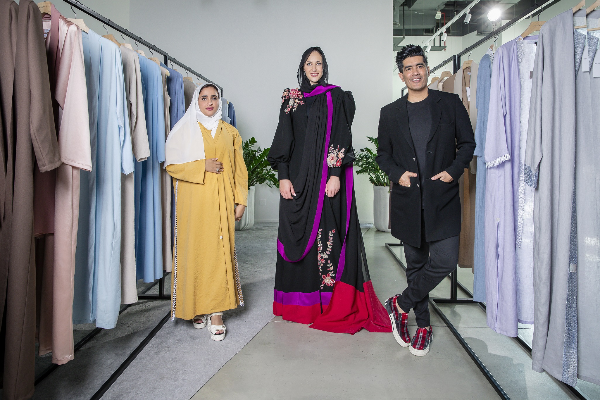  الاتحاد تجمع بين مصممي أزياء من الإمارات والهند لابتكار "عباية ساري"