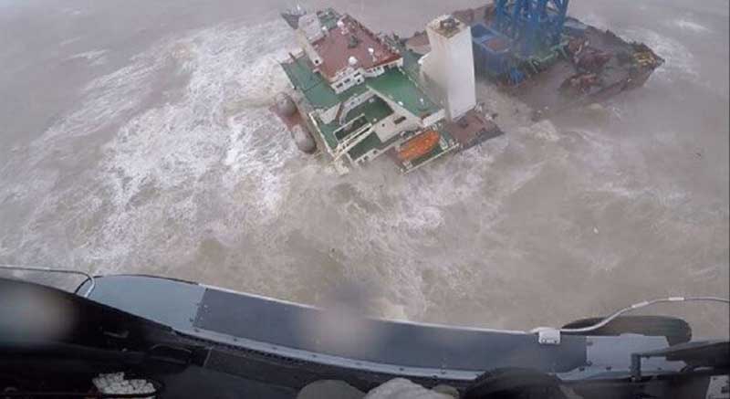 20 مفقودا من طاقم سفينة شطرتها العاصفة "تشابا" إلى نصفين