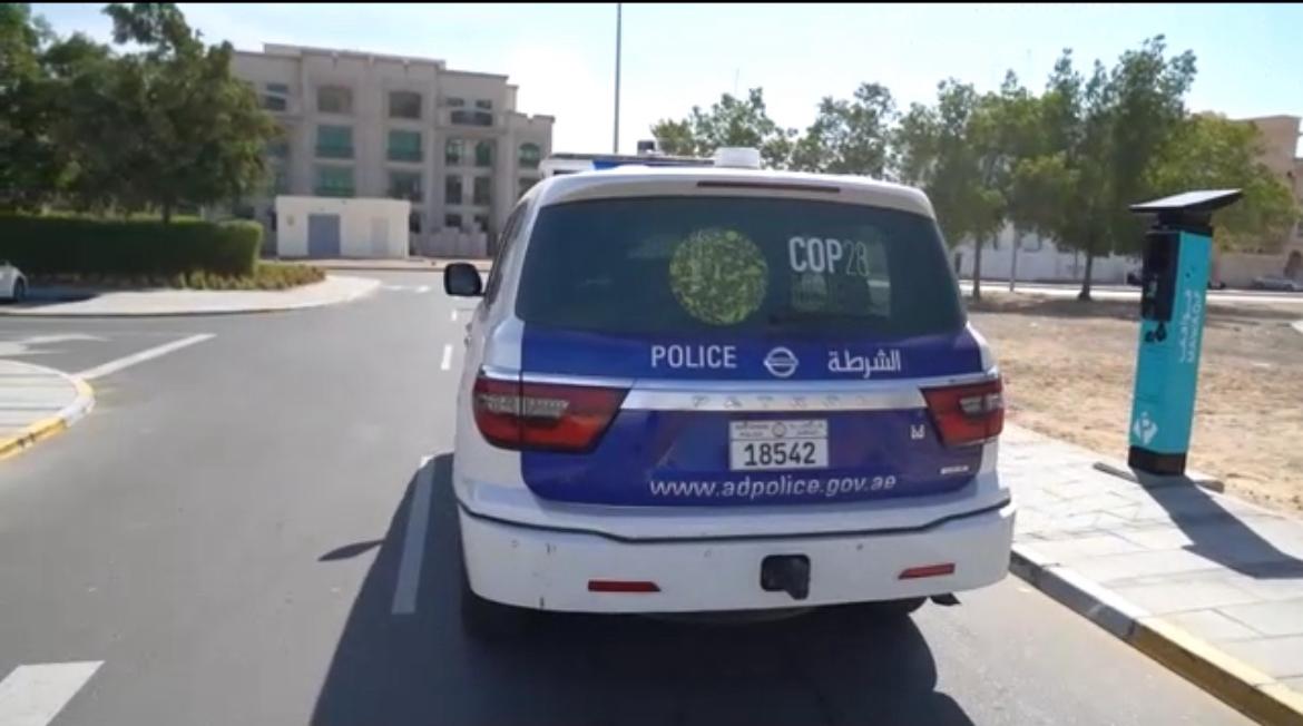 دوريات شرطة أبوظبي تتزين بشعار  مؤتمر " COP28  " 