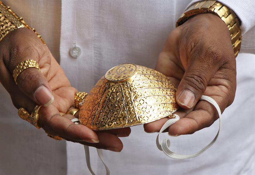 رجل أعمال هندي يرتدي كمامة ذهبية للوقاية من "كورونا"