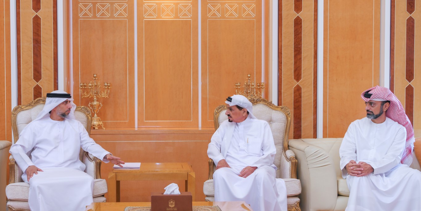 حاكم عجمان يطلع على برامج و استراتيجية و مشاريع وزارة الطاقة و البنية التحتية