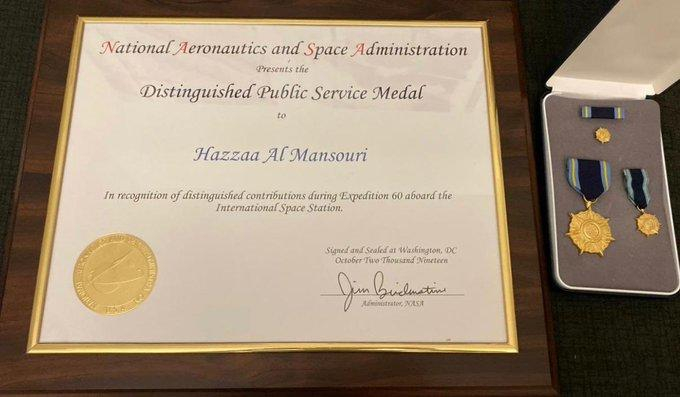 رائد الفضاء الإماراتي يحصل على ميدالية الخدمة العامة المتميّزة من «ناسا»