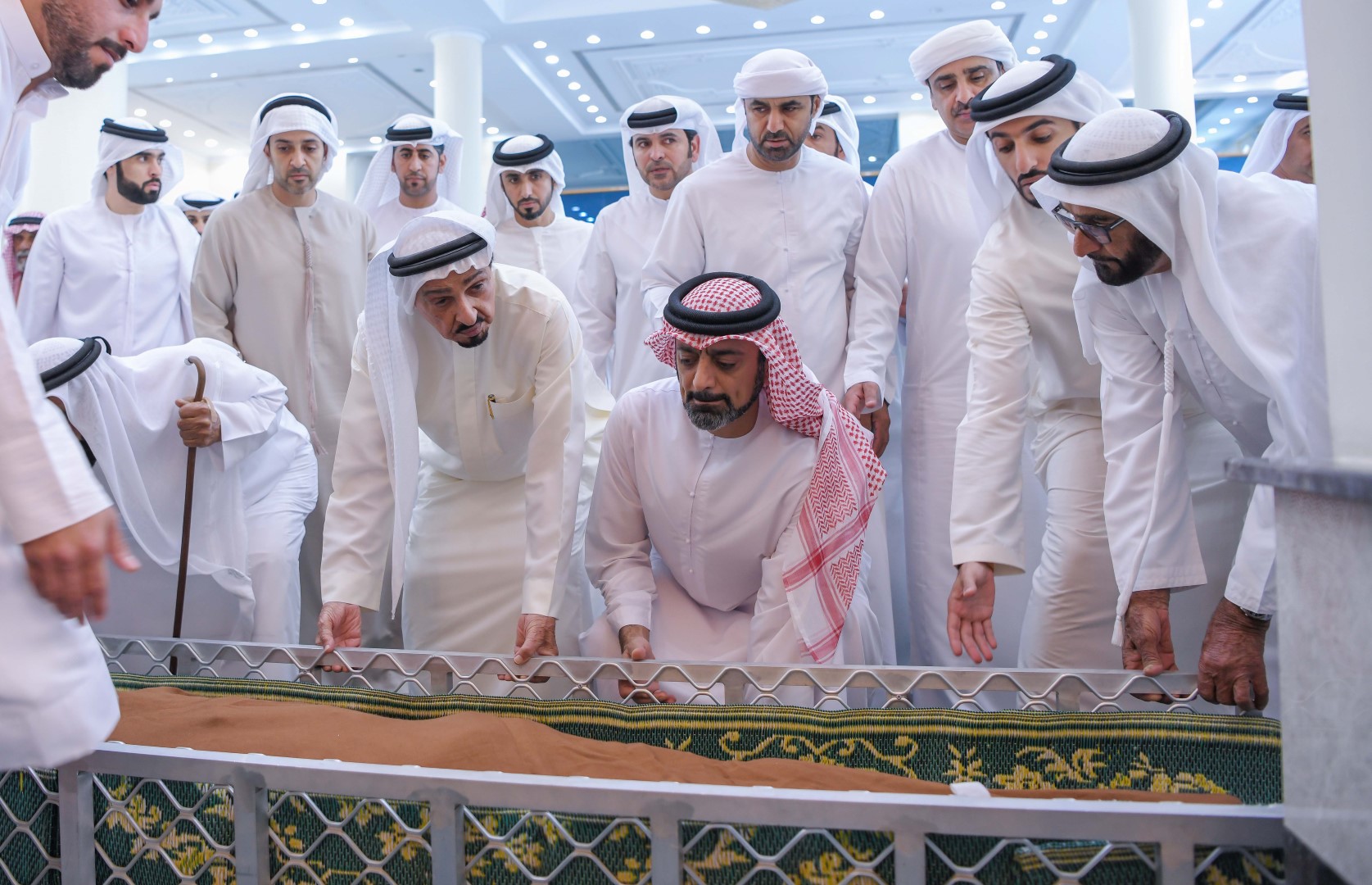 حاكم عجمان يؤدي صلاة الجنازة على جثمان محمد سلطان بن غليطه الغفلي
