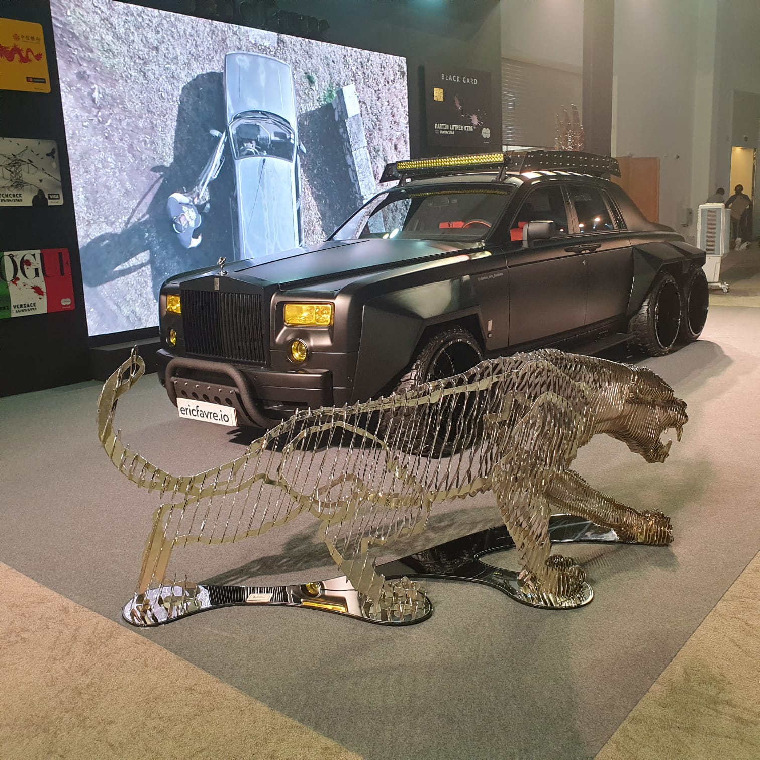 دبي تشهد عرض سيارة هجين لا مثيل لها بالعالم مزينة بالذهب